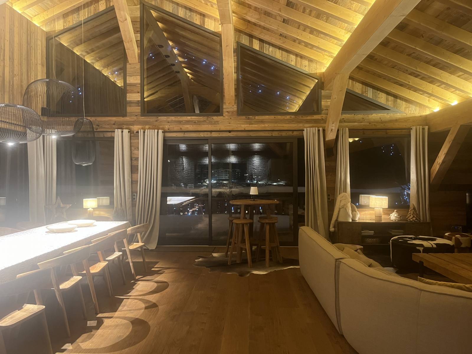 Détente et Convivialité en Famille autour de la Table dans notre Chalet de Montagne