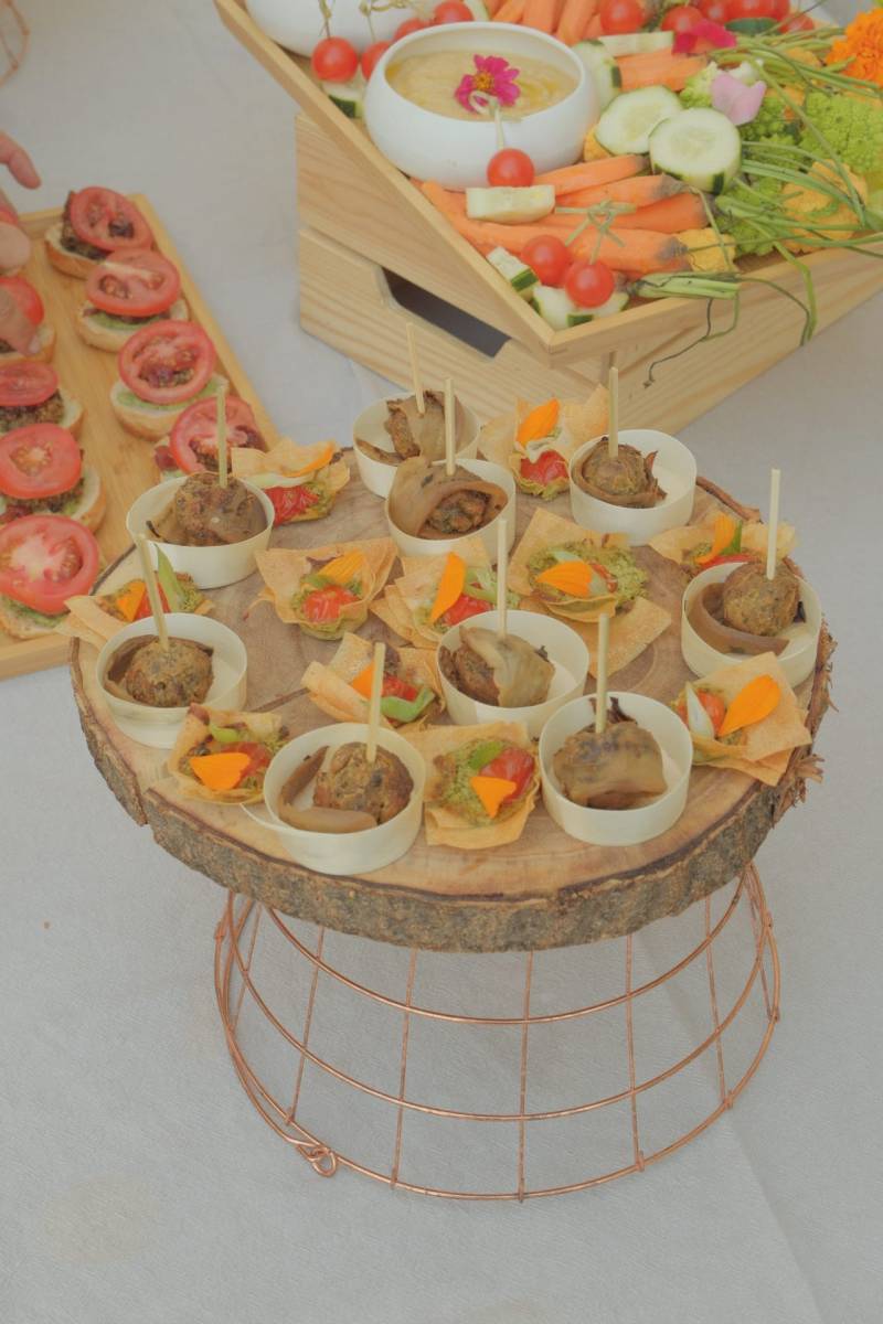 Table élégamment dressée pour l'événement, illustrant l'harmonie entre le bon et le beau dans notre cuisine végétale