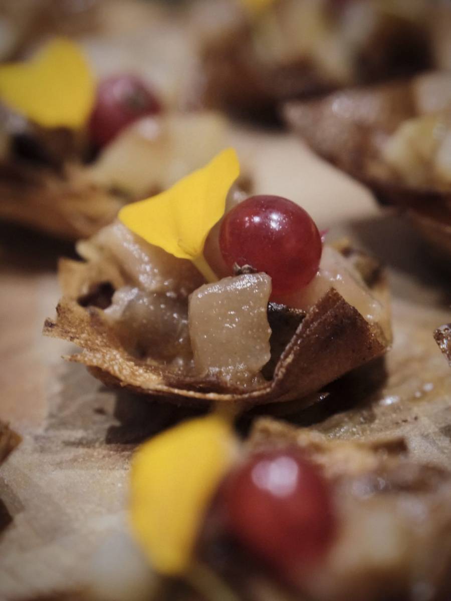 tarte fine caramélisée poire verveine et groseille