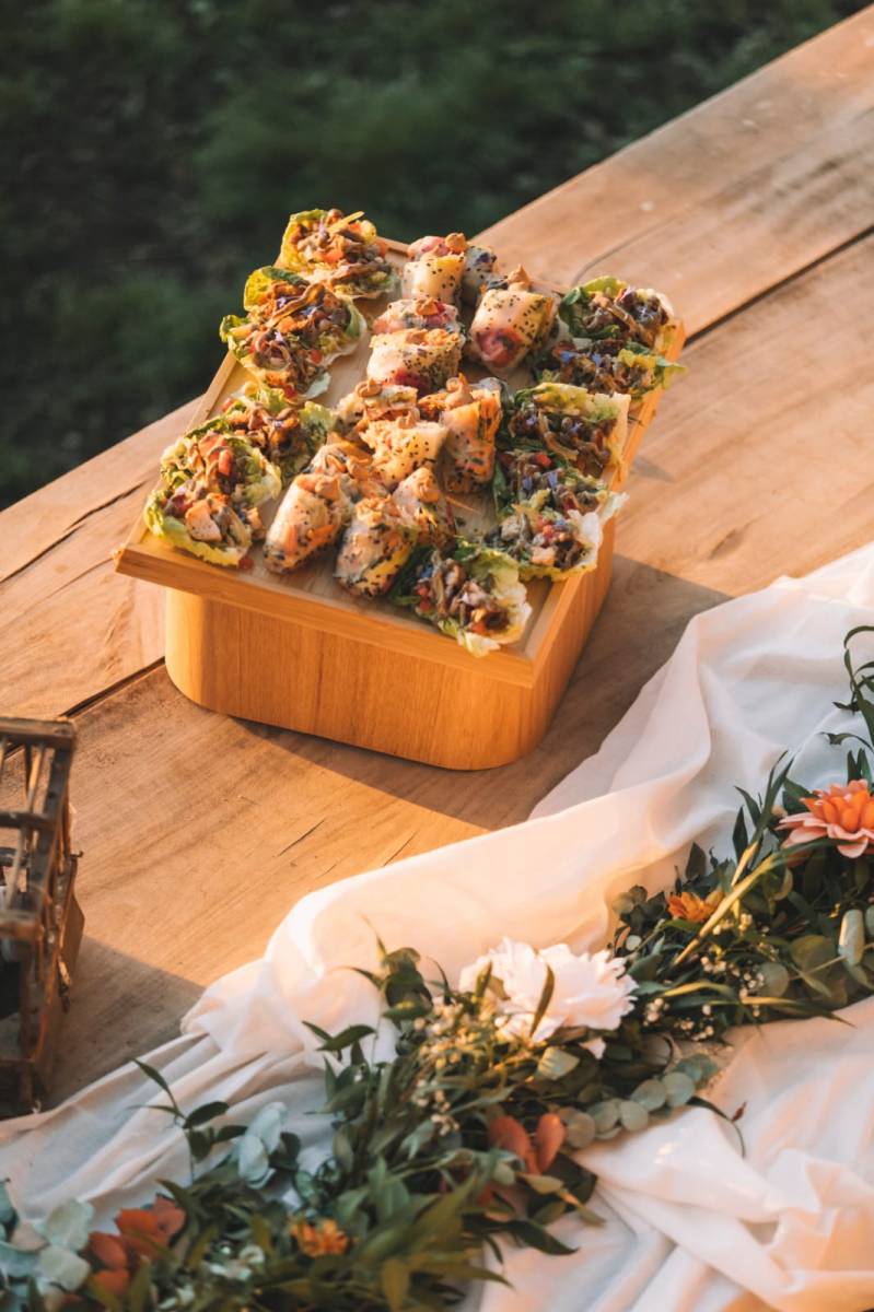 Table de mariage vegan et bohème, décorée avec élégance dans le Var.