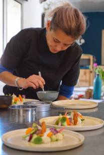 Plat végétal coloré préparé par notre cheffe à demeure, un régal pour les sens
