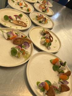 dressée avec élégance pour un dîner gastronomique en plein air